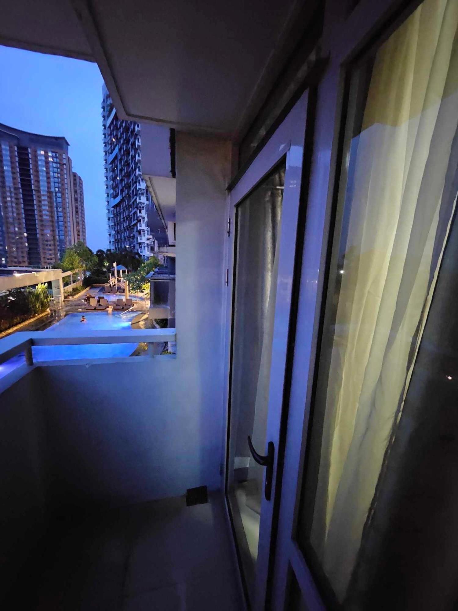 Cubao Manhattan Heights Unit 5A Tower C Кесон Сити Екстериор снимка