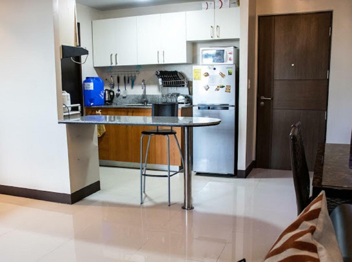 Cubao Manhattan Heights Unit 5A Tower C Кесон Сити Екстериор снимка